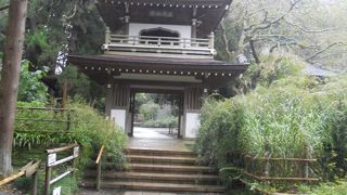 鎌倉市内では唯一の鐘楼門