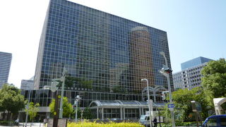 飲食店や金券ショップが多数。