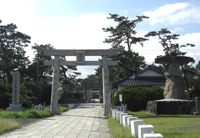 静寂につつまれた神社。