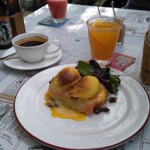 エッグベネディクト460バーツ。