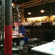 オシャレな店内。店員さんもよく教育されています。