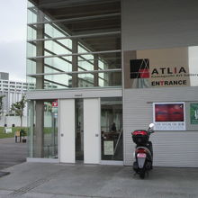 アトリアの入口玄関です。直線が強調された洒落ている設計です。