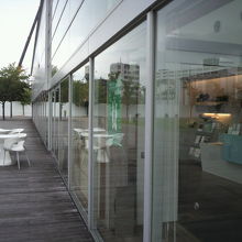 殺風景な建物全面です。何かしら主題を訴えるものが必要です。