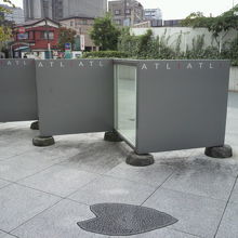 建物の前の掲示には、何もありません。活動内容が解りません。