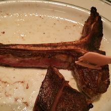 平らげた後、Tが残りました。Tボーンです。