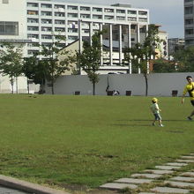 アリオ川口の前の公園広場の状況です。広い広場は、格好の遊び場