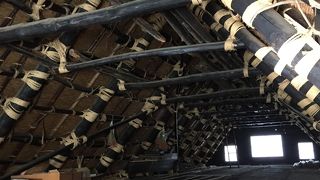 大きな合掌造りの家