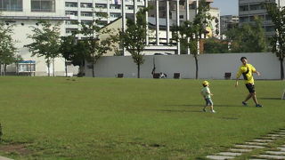 アリオ川口の前の公園広場は、いつ行っても楽しい家族の姿でいっぱいです。