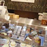 おいしいチーズの商品があります、東京駅　改札内 京葉ストリートにあります