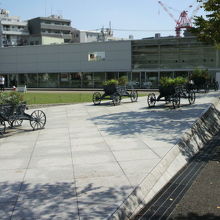アリオ川口の前の公園広場は、緑の芝生と馬車そして散歩道が主役