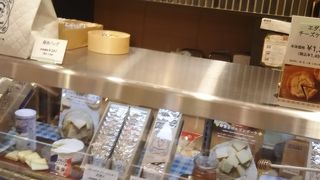 おいしいチーズの商品があります、東京駅　改札内 京葉ストリートにあります