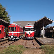 昔の駅舎・車両がきれいに保存されています。