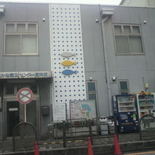 おさかな普及センター資料館の左側と地図や案内板の様子です。