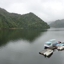 ダム湖です。当日は曇天でした。