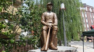 祭のテントで銅像が隠れてました