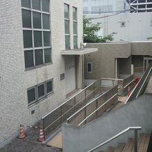 勝どき橋の資料館の建物入口と車いす用のスロープ道の様子です。