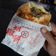 有名な胡椒餅のお店。士林市場の建物の外にあります。