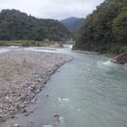 山深い場所を流れる大きな川でした。
