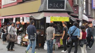 店の前は人だかり
