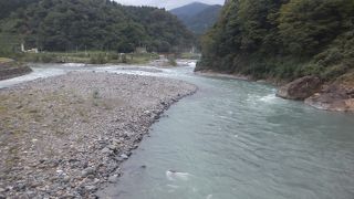 山深い場所を流れる大きな川でした。