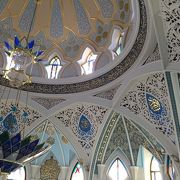 涼しげな内装が優美なモスク