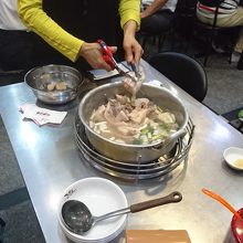 鶏は切ってくれます