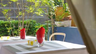 裏通りにある肉フレンチ