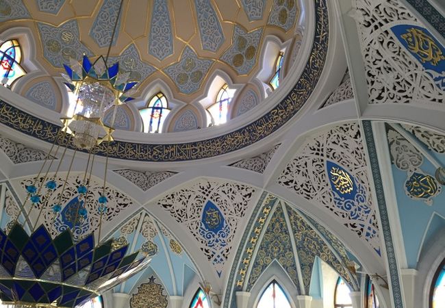 涼しげな内装が優美なモスク