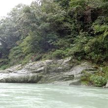 ごつごつした岩肌