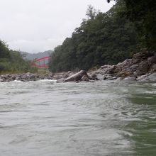 山の稜線を縫うように流れています
