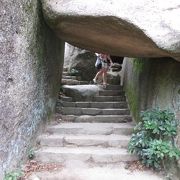 大きな一枚岩が重なった巨岩のトンネル