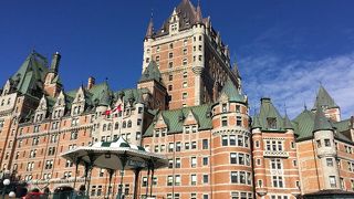 ロウアータウンを見下ろす高台