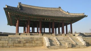 朝鮮半島独特の反り上がった屋根