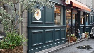 駅からすぐのベーカリーカフェ