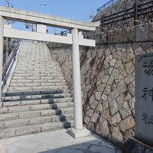 道後温泉本館側の石段と鳥居。