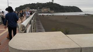 ２列の自動車専用と歩行者専用の橋