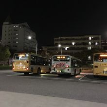 学園都市駅バスターミナルにて。黄色は山陽バス。真ん中が市バス