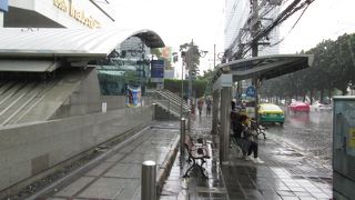 大雨のタイランド カルチュラル センター駅
