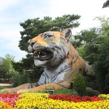 動物園入口前には巨大なトラが！
