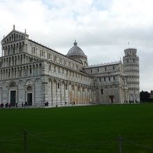 ドゥオーモが芝生に浮かんで見えます
