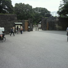 浜離宮恩賜庭園の大手門です。大手門と石垣が残されています。