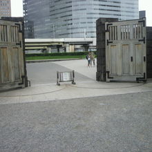 大手門を敷地内から見た写真です。門の両側は石垣になっています