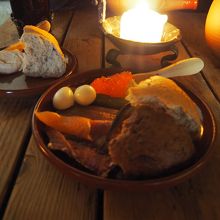 スープ、アラカルト、パン、ジュース　で　２２ユーロ