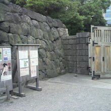 大手門と連接している南側の石垣です。枡形櫓廓台の一部です。