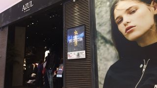 店内暗めのスタイリッシュなお店。