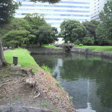 内堀の様子と、内堀が築地川に繋がる所に架かる橋が見えます。