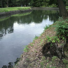 浜離宮の内堀は、庭園内に延び、その先は、東に通じています。