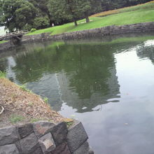 浜離宮の内堀は、水運のための堀です。船の離合のため広いです。