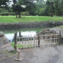 内堀の荷揚げ用階段から続く通路の状況です。処々にあります。