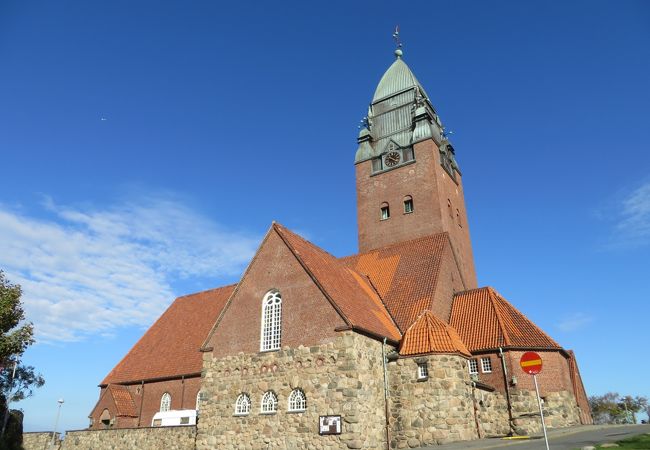 丘の上に建つ人気の観光スポット